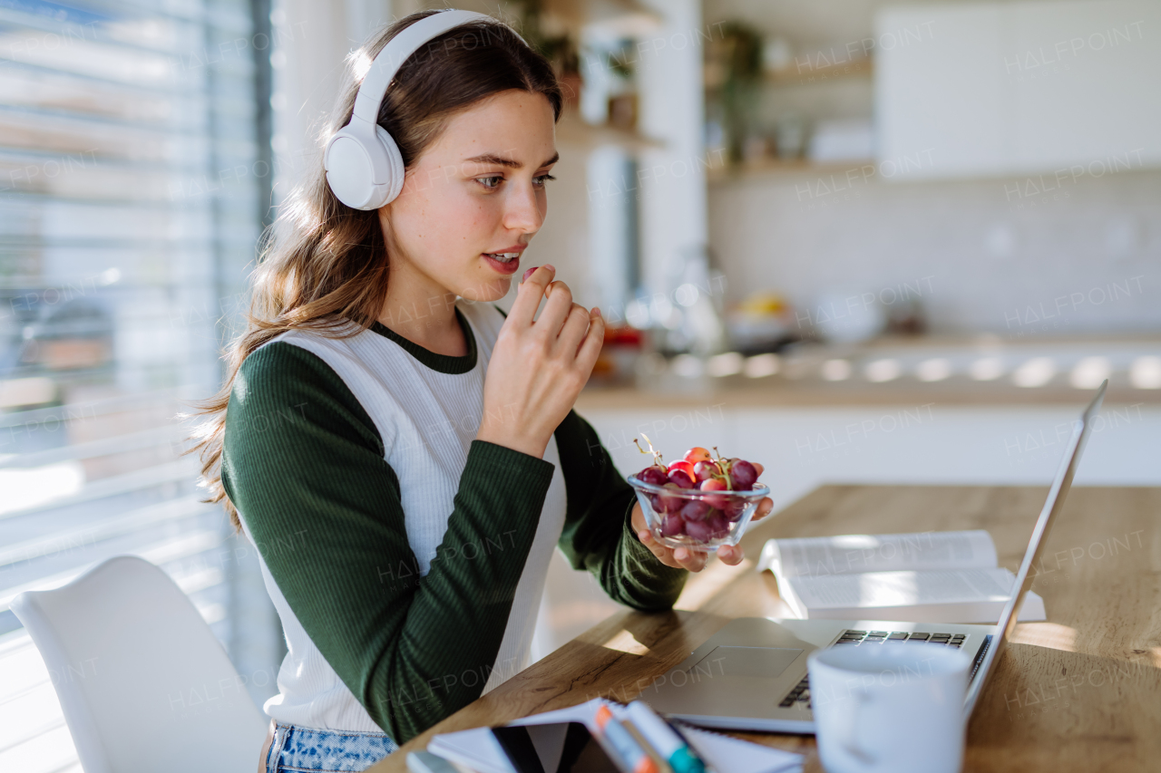 Young woman having homeoffice in an apartment.